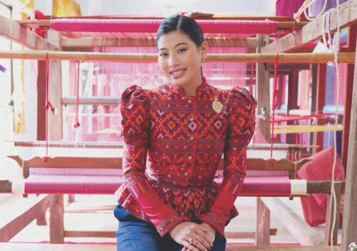 Cô là con thứ 2 trong số 7 người con của quân vương Thái Lan, chỉ sau Công chúa Bajrakitiyabha Narendira Debyavati, người đang hôn mê do gặp vấn đề về tim mạch kể từ khi nhập viện vào tháng 12/2022.