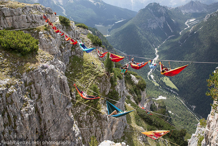 The International Highline Meeting được đánh giá là 1 trong những lễ hội vừa thú vị vừa đáng sợ nhất trên thế giới.