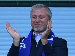 Roman Abramovich là tỷ phú Nga nổi tiếng thế giới. Ông sở hữu khối tài sản trị giá 23,5 tỷ USD vào năm 2008. Ông mua lại câu lạc bộ bóng đá Chelsea vào năm 2003.