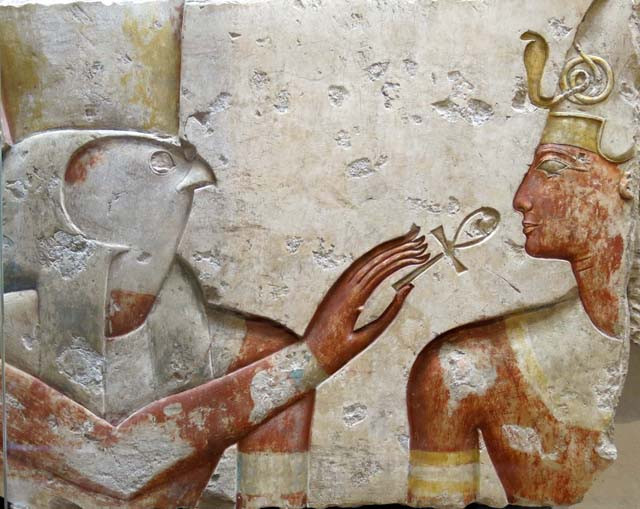 Biểu tượng Ankh quyền lực của pharaoh cũng gợi lên hình ảnh của mặt trời mọc nơi đường chân trời, biểu thị cho sự tái sinh mỗi ngày.