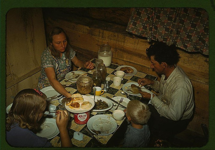 Cuộc đại suy thoái hay còn gọi là đại khủng hoảng diễn ra từ năm 1929 và kết thúc vào thởi điểm chuyển giao giữa thập niên 30 và 40.