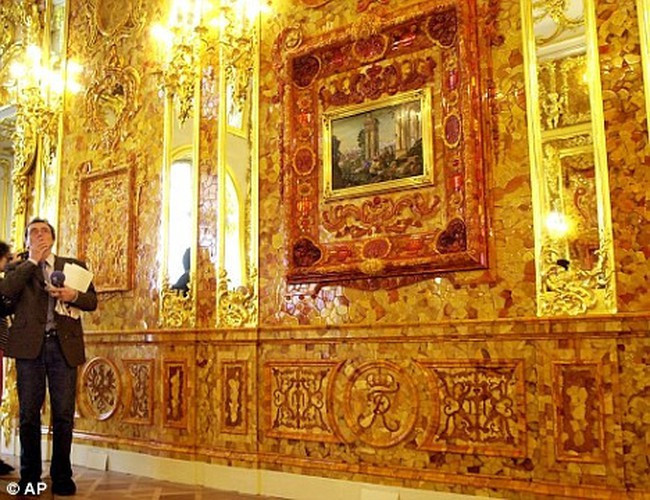 Trong đó, Đức quốc xã tiến vào cung điện Catherine và tháo rời từng phần của căn phòng hổ phách rồi mang đi.