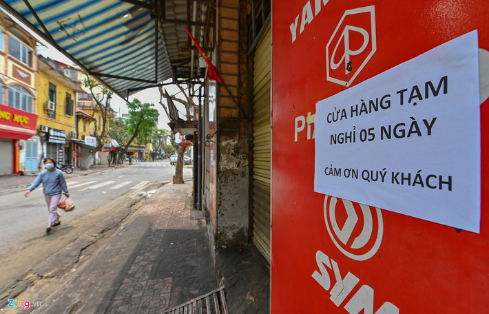 Một cửa hàng sửa xe máy trên phố Châu Long (giao cắt với phố Trúc Bạch) treo biển tạm nghỉ 5 ngày.