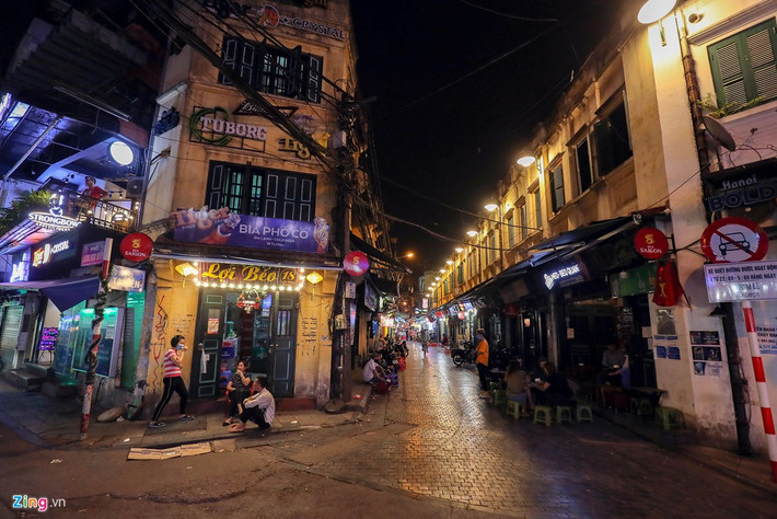Ngã tư Tạ Hiện - Lương Ngọc Quyến (quận Hoàn Kiếm) ngày thường có hàng chục quán bia hơi hoạt động nhộn nhịp từ chập tối đến đêm nhưng nay cũng không có mấy người.