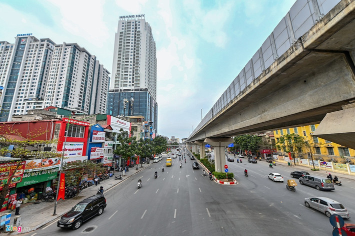 Kể từ khi Hà Nội phát hiện ca mới dương tính với Covid-19, người dân hạn chế ra đường khiến các con phố lớn trở nên vắng vẻ.