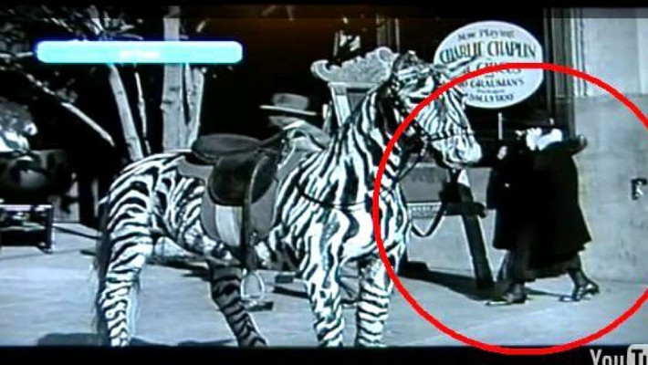 Trong đoạn video, một người phụ nữ khiến nhiều người tò mò về vật thể người này đặt ở bên tai.