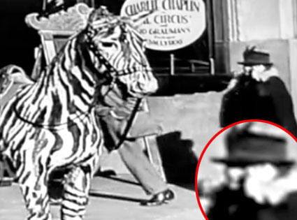 Đoạn video này được trích từ DVD phim Rạp xiếc của "vua hề Sác lô" Charlie Chaplin ra mắt năm 1928.