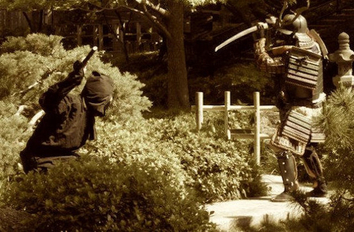 Điều này xuất phát từ lớp trang điểm của vợ samurai. Trên thực tế, vợ của các võ sĩ này luôn sử dụng loại phấn trắng để trang điểm.