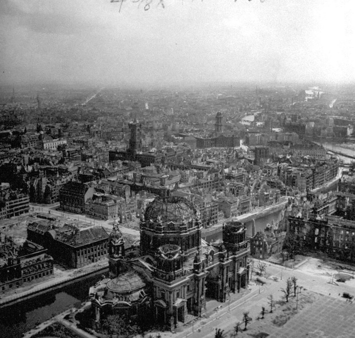 Kết quả là nhiều cơ sở quan trọng của chính quyền Hitler bị hư hại, thậm chí bị phá hủy gần như toàn bộ.