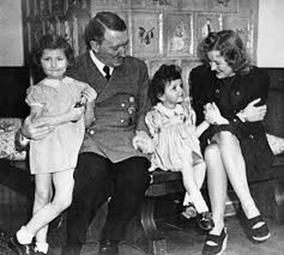 Bộ trưởng Khí tài và Vũ trang Albert Speer và Bộ trưởng Tuyên truyền Joseph Goebbels là hai trong số những người tìm mọi cách o bế, xu nịnh Braun để tiếp cận Hitler và có sự nghiệp rộng mở.