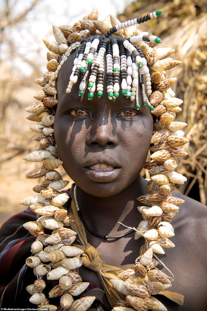 Với dân số khoảng 10.000 người, bộ tộc Mursi sinh sống ở Ethiopia gây chú ý với một số tập tục rùng rợn.