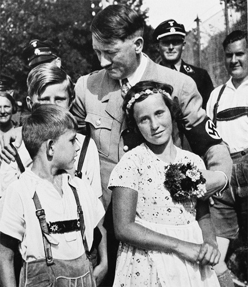 Sau một thời gian tìm kiếm và tuyển chọn, nhà độc tài Hitler và Bộ trưởng tuyên truyền Đức Quốc xã Joseph Goebbels chọn được một người Aryan hoàn hảo.