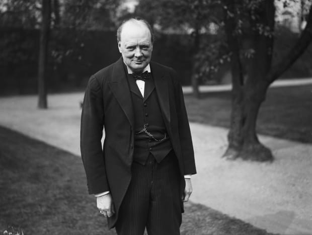 Theo đó, không ít lần gia đình và bạn bè đứng ra trả nợ cho ông Churchill. Trong số này có nhà tài phiệt Henry. Người này đã trả cho ông Churchill các khoản nợ khoảng 20.000 bảng Anh.
