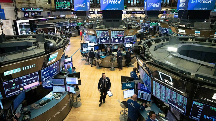 Cụ thể, mới đây, Bộ trưởng Tài chính Mỹ Steve Mnuchin tuyên bố các chương trình tài chính nhằm hỗ trợ nền kinh tế đang lao đao vì dịch Covid-19 sẽ có quy mô lên đến 4.000 tỷ USD. Đây là những chương trình cho vay quy mô lớn nhằm giúp các doanh nghiệp vừa và nhỏ chống chọi trong 90 - 120 ngày tới.