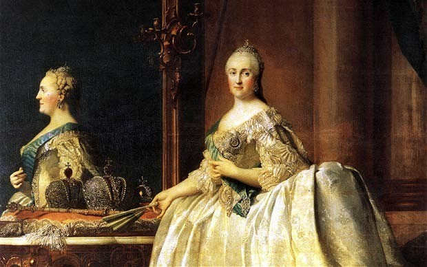 Một trong những trường hợp nổi tiếng nhất là Catherine Đại đế của nước Nga. Theo một tài liệu, vào một buổi tối, Catherine Đại đế đang nằm nghỉ thì hai người hầu gái nói rằng họ vừa nhìn thấy bà vào phòng khác tại cung điện.