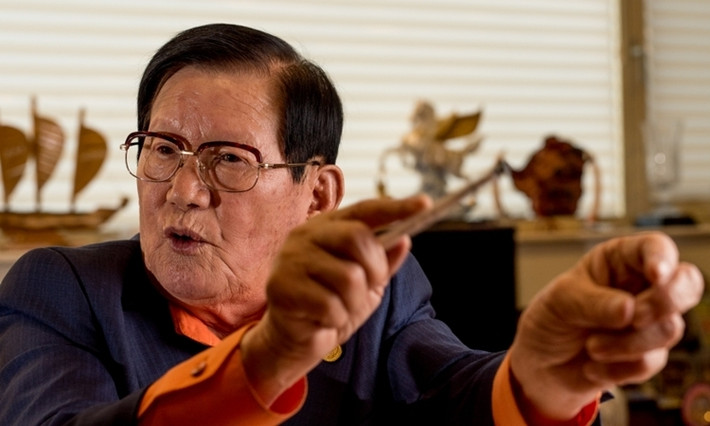 Trước khi bị dư luận chỉ trích, giáo chủ Lee Man-hee thu hút các tín đồ gia nhập giáo phái bằng việc tự nhận mình là nhà tiên tri gánh vác trách nhiệm của Chúa và Chúa Jesus đã hiện ra rực sáng trước mắt ông.