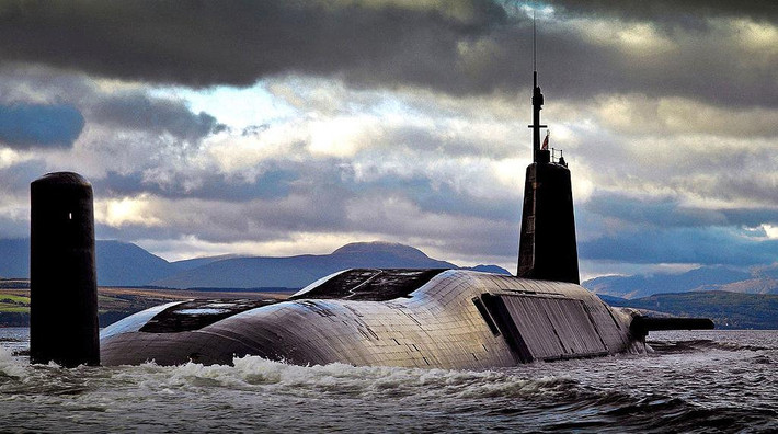 Vào đêm hôm đó, tàu ngầm HMS Vanguard của Anh và FNS Le Triomphant của Pháp xảy ra đụng độ.