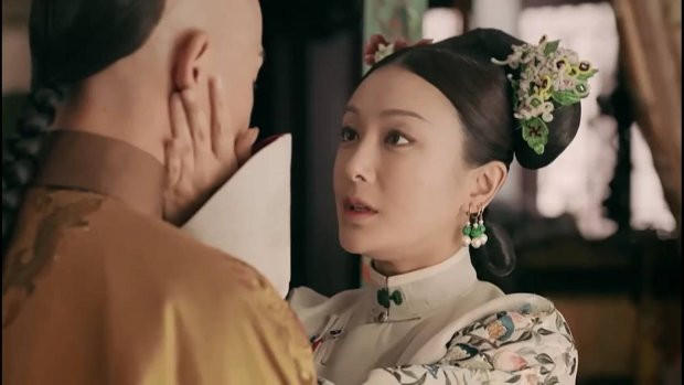 Phú Sát Hoàng hậu nổi tiếng với diện mạo xinh đẹp, tính cách ôn hòa, sống bình dị, không tranh giành ân sủng với các người vợ khác của Càn Long. Vì vậy, Càn Long cũng như quan lại đại thần trong triều đều rất mực yêu quý và nể trọng Phú Sát Hoàng hậu.