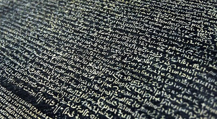 Ba hệ thống chữ viết này bao gồm: chữ tượng hình chính thức (hieroglyphic), chữ tượng hình bình dân (demotic) và chữ Hy Lạp để mọi người dân có thể đọc hiểu nội dung khắc trên phiến đá Rosetta.