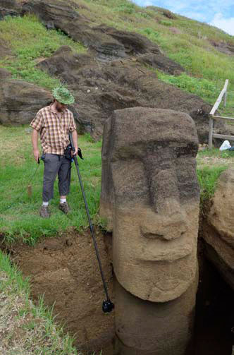 Ngoài ra, bên dưới thân tượng Moai, giới khảo cổ còn tìm thấy xương của cá hồi.