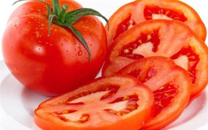 Dưỡng da bằng mặt nạ cà chua. Cắt lát mỏng cà chua theo chiều ngang và đắp trực tiếp lên da mặt, thư giãn trong 30 phút và rửa mặt lại bằng nước sạch. Ảnh: Internet.