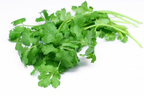 Mặt nạ rau mùi có tác dụng giảm sưng viêm do mụn. Để làm mặt nạ này, bạn giã nát hoặc xay nhuyễn rau mùi, sau đó đắp trực tiếp lên vùng da bị mụn.