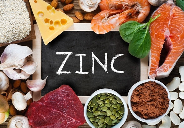 Kẽm sẽ đẩy nhanh quá trình sửa chữa và chữa bệnh. Do đó, bạn nên bổ sung các thực phẩm giàu kẽm như quả hạch, socola đen, thịt bò, rau bina, nấm...để điều trị loét chân do tiểu đường.
