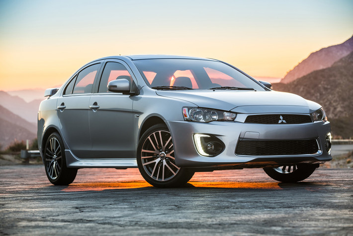 Mitsubishi Lancer - 2007: Bị ngừng sản xuất vào năm ngoái, nhưng những chiếc Lancer 2017 cuối cùng “mới cứng” vẫn đang được Mitsubishi giao bán trên thị trường. Chiếc xe được giới thiệu lần đầu tại Triển lãm ôtô Quốc tế Bắc Mỹ hồi tháng 1/2007 và mang đến nhiều thành công cho Mitsubishi kể từ đó tới nay. Hiện tại, hãng xe Nhật Bản sẽ chú trọng phát triển các dòng crossover và SUV.