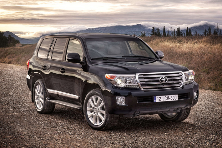 Toyota Land Cruiser - 2007: Hệ dẫn động 4 bánh, động cơ V8 5.7 lít cùng hộp số tự động 8 cấp đảm bảo Land Cruiser luôn là một chiến binh off-road hàng đầu. Tuy nhiên, điểm cộng ở sức mạnh truyền động là chưa đủ với một mẫu xe lâu đời như Land Cruiser. Dù được giới thiệu vào năm 2008, thực tế chiếc J200 Land Cruiser đã được bắt đầu sản xuất từ tháng 9/2007.