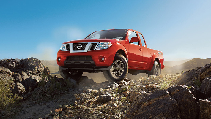 Nissan Frontier - 2005: Khi mà các hãng xe thường thay thế hoàn toàn các mẫu xe của mình sau khoảng 5-7 năm, thật khó để tin rằng Frontier sẽ kỷ niệm tuổi 13 của mình vào năm nay. Món quà được Nissan mang đến là bản cập nhật được giới thiệu cách đây không lâu. Dù vậy, một chiếc xe lâu đời như Nissan Frontier vẫn cần được thay thế, đặc biệt khi nó xác định thị trường chính của mình là tại Mỹ - một nơi tính cạnh tranh ở phân khúc bán tải là vô cùng khốc liệt.