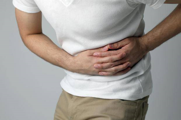 Sỏi thận: Nếu bạn bị đau ở vùng bụng dưới sườn (hai bên và sau lưng) và háng, có thể bạn có sỏi thận. Nếu cơn đau quá sức chịu đựng và bạn không thể đi tiểu, bạn cần đến bệnh viện để được chẩn đoán và điều trị. Thông thường, sỏi sẽ được phẫu thuật để lấy ra khỏi đường tiểu của bạn. Ảnh: Wellness Pathcare.