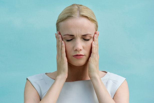 Trò chuyện với người bạn tin tưởng mỗi khi bạn cảm thấy mệt mỏi. Điều này giúp bạn nhớ rằng mình không đơn độc và mọi người luôn ủng hộ bạn. Đây chính là cách giải tỏa căng thẳng hiệu quả.