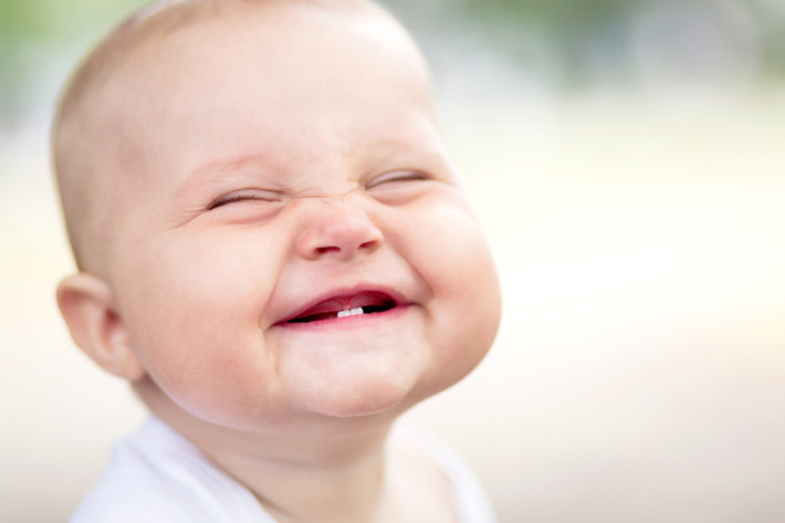 Hành động tử tế ngẫu nhiên: Nở nụ cười với một người lạ, chắc chắn bạn sẽ cảm thấy tâm trạng tốt hơn nhiều.
