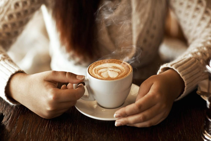 Khi cảm thấy căng thẳng, bạn nên tránh hoặc giảm cà phê, rượu. Caffeine và nicotine là chất kích thích và sẽ làm tăng mức độ căng thẳng của bạn. Tốt nhất, bạn nên uống nước và trà thảo dược.