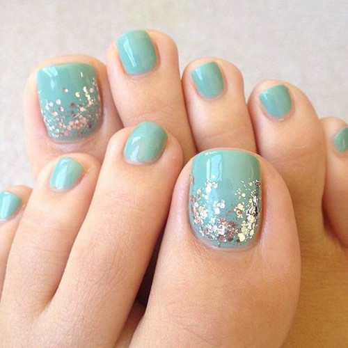 Nail xanh ánh nhũ cho cô nàng chân trắng.