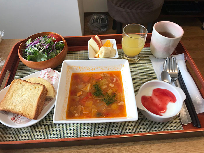 Súp rau củ và bánh mì trong bữa sáng.