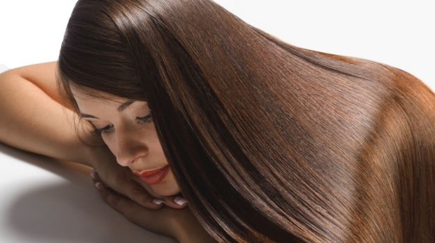 Tránh gội đầu quá nhiều: Gội đầu mỗi ngày sẽ làm cho tóc bạn khô, giòn. Vì vậy, bạn chỉ nên gội đầu hai lần trong một tuần. Ảnh: Internet.