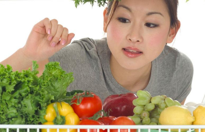 Thức ăn mà chúng ta ăn tạo nên sự khác biệt lớn cho tóc của chúng ta. Ăn nhiều trái cây và rau quả giúp làm cho mái tóc dài và khỏe.