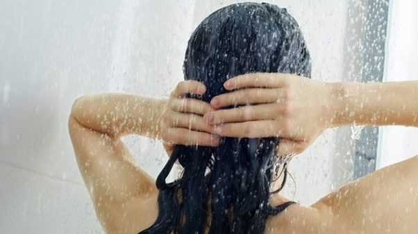 Gội đầu bằng nước mát giúp giữ ẩm cho tóc và giữ lại bã nhờn tự nhiên của tóc. Điều này sẽ làm cho mái tóc của bạn mịn màng và sáng bóng.