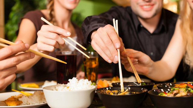 Nếu bạn cần một cái gì đó trên bàn, đừng cố vươn tay hay nhoài người ra lấy. Hãy nhờ những người gần chỗ đó lấy giúp bạn.
