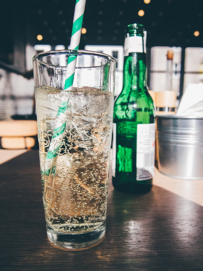 Natri bicarbonate trong nước soda giúp trung hòa axit dạ dày, điều trị chứng ợ nóng, có thể giúp giảm áp lực và đau ở dạ dày.