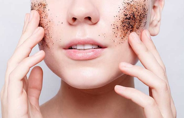 Tẩy tế bào chết đều đặn hàng tuần sẽ giúp loại bỏ tắc nghẽn lỗ chân lông, giúp da sáng khỏe. Lưu ý tẩy tế bào chết 2-3 lần/tuần, dùng tay theo chuyển động tròn đều.