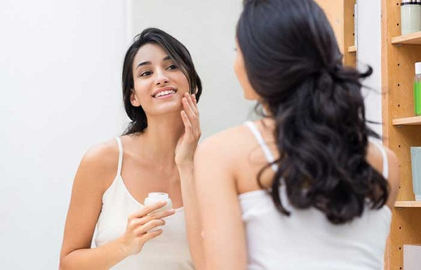 Làm sạch da là bước rất quan trọng để chăm sóc da đẹp trong mùa hè. Đầu tiên, bạn nên tẩy trang cho da dù có trang điểm hay không. Tiếp theo mới tới bước rửa mặt và kế đến là sử dụng nước cân bằng để giúp cân bằng độ PH, đồng thời xe khít lỗ chân lông.