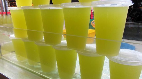 Nước mía không có chất béo: Cứ 100g nước mía chỉ có khoảng 270 calo. Vì vậy, khi uống nước mía, bạn không cần lo lắng về việc bổ sung thừa calo. Bạn hoàn toàn có thể giảm cân bằng nước mía.
