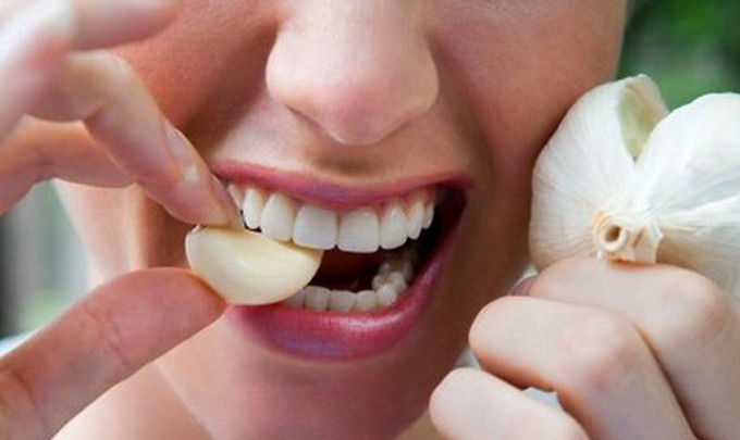 Tỏi không chỉ làm tăng hương vị cho thức ăn mà còn kiểm soát lượng đường trong máu, ngừa viêm và cholesterol xấu cho bệnh nhân tiểu đường tuýp 2.