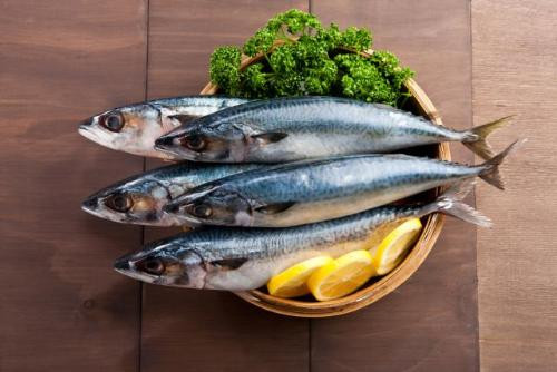 Cá hồi, cá trích, cá thu và cá mòi là một số loại cá béo lành mạnh nhất chứa axit béo omega-3 giúp giảm nguy cơ mắc bệnh tim có thể gây ra do bệnh tiểu đường.