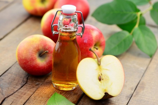 Uống dấm táo pha nước giúp cải thiện độ nhạy insulin và giảm mức đường huyết lúc đói.