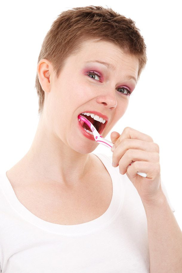 Chống vi khuẩn: Đánh răng 2 lần/ngày để loại bỏ vi khuẩn có hại bên trong miệng của bạn. Các vi khuẩn này, nếu không được kiểm soát trong một thời gian (24 giờ) thì chúng sẽ có nhiều cơ hội gây hại men răng của bạn.