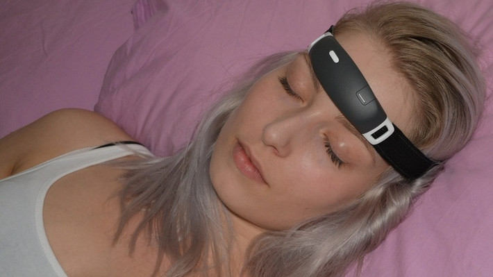 Đai ru ngủ: Nếu bạn gặp khó khăn khi ngủ, IBand + là thiết bị hoàn hảo cho bạn. Chiếc đai IBand sẽ theo dõi giấc ngủ ban đêm, tạo ra những giấc mơ đẹp cho bạn.