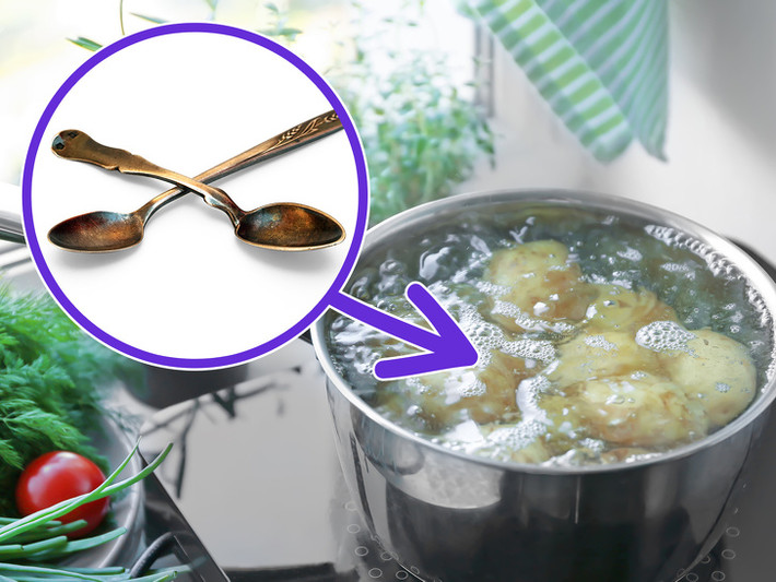 Làm sáng đồ dùng bằng bạc: Cắt và luộc một vài củ khoai tây. Cho đồ bạc vào nước luộc khoai tây ngâm khoảng một tiếng rồi lấy ra cọ sạch bằng bàn chải.